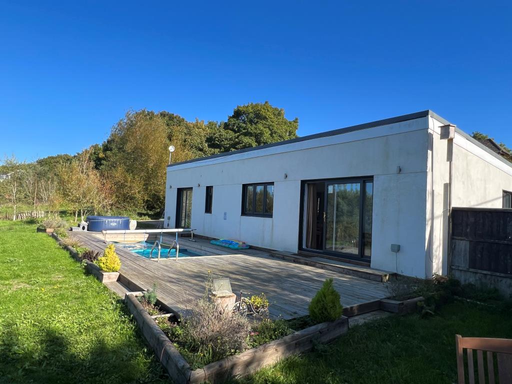 Lot: 14 - HOLIDAY BUNGALOW WITH VIEWS -